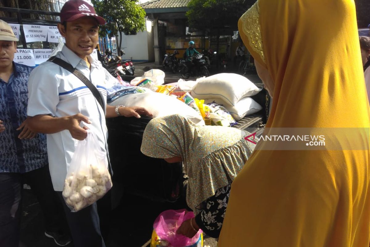 Dalam dua jam, 200 kg bawang putih ludes pada OP Bulog Madiun