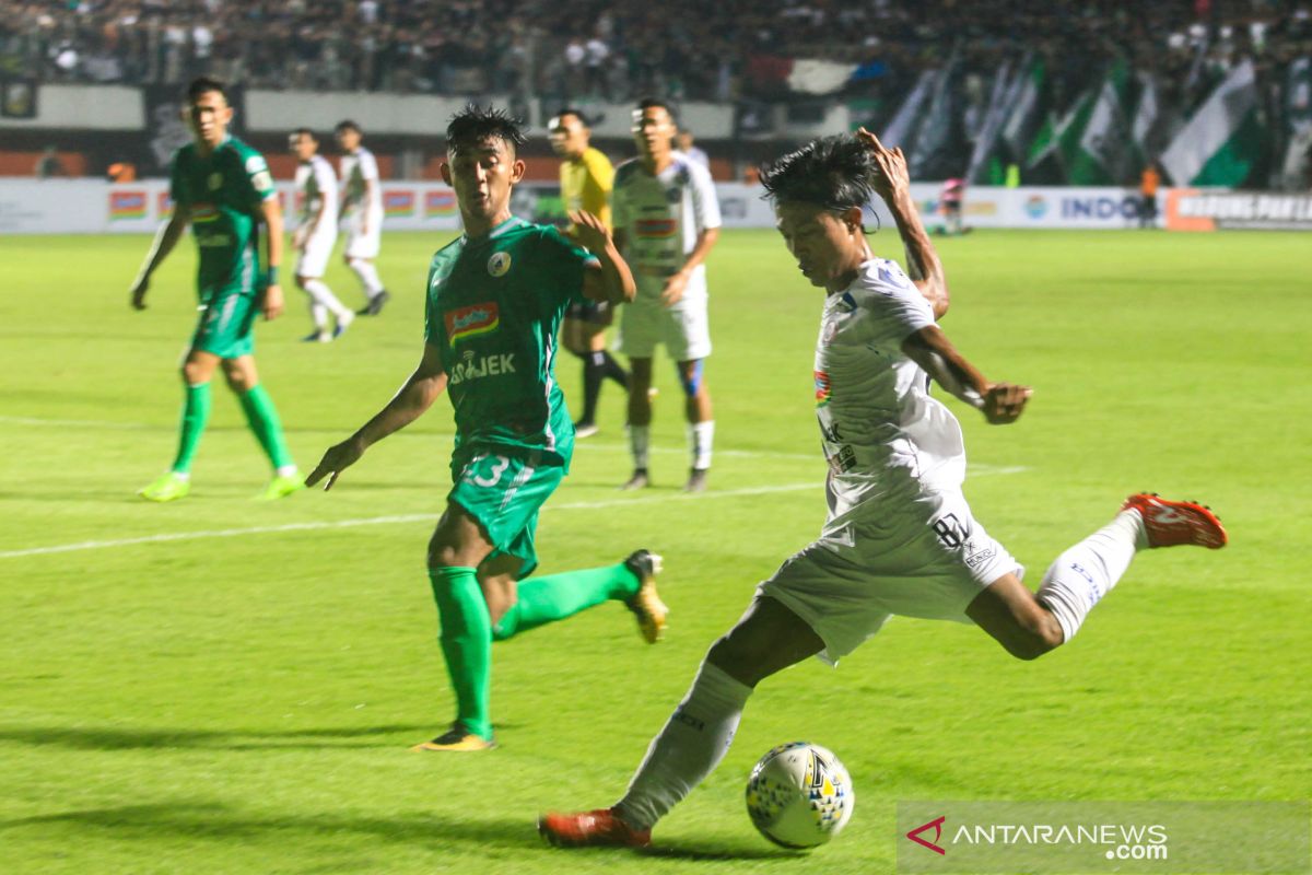 PSS mengalahkan Arema FC 3 -1 pada laga pembuka Liga 1