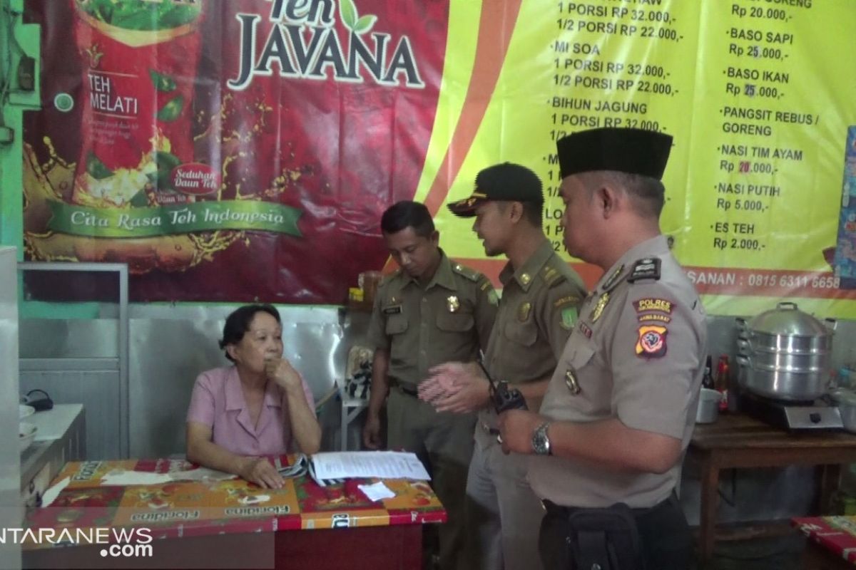 Nekat buka siang, rumah makan di Sukabumi ini ditutup petugas gabungan