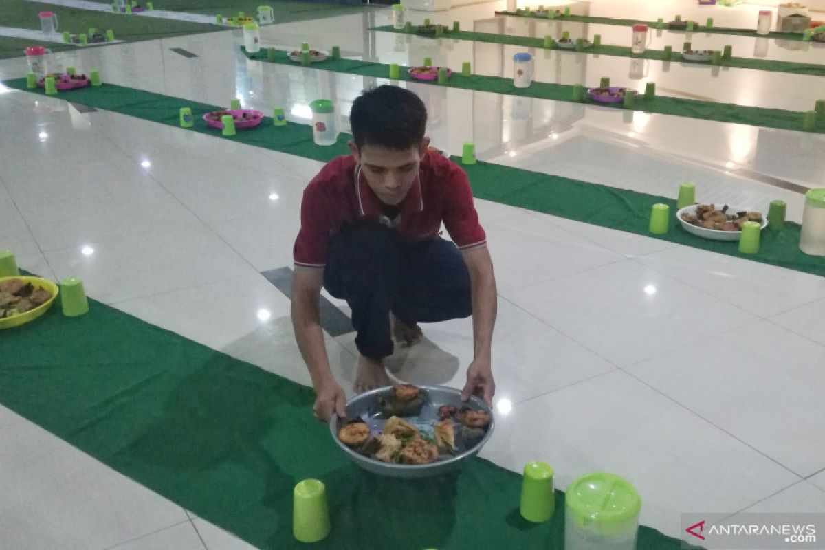 Buka puasa minim sampah di masjid Burj Al Bakrie