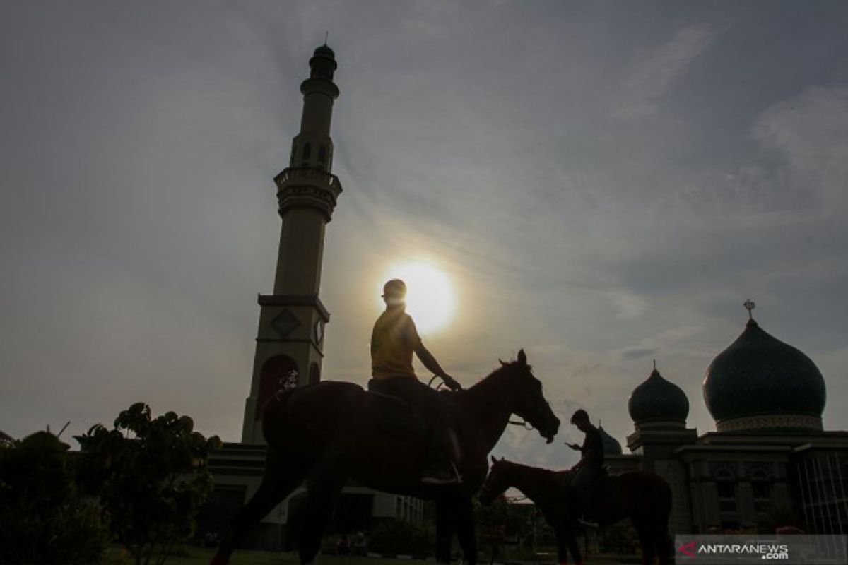Ngabuburit sambil berkuda di kompleks Masjid Raya An-Nur Pekanbaru