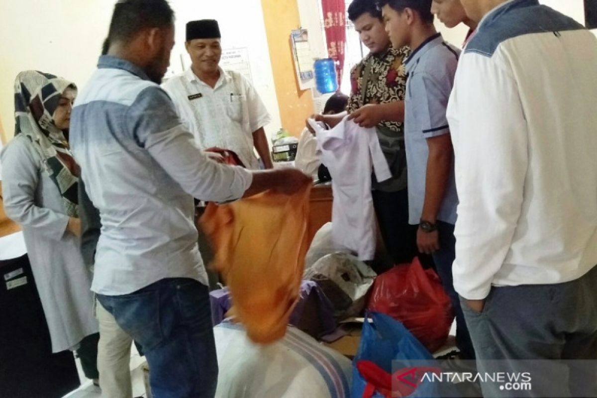 Pelajar SMA Pariaman sumbangkan ribuan helai seragam sekolah (video)