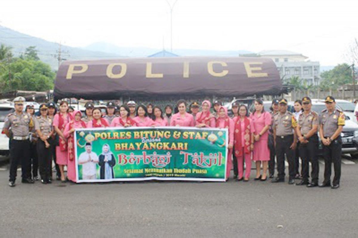 Bhayangkari bersama personel Polres Bitung bagi-bagi takjil