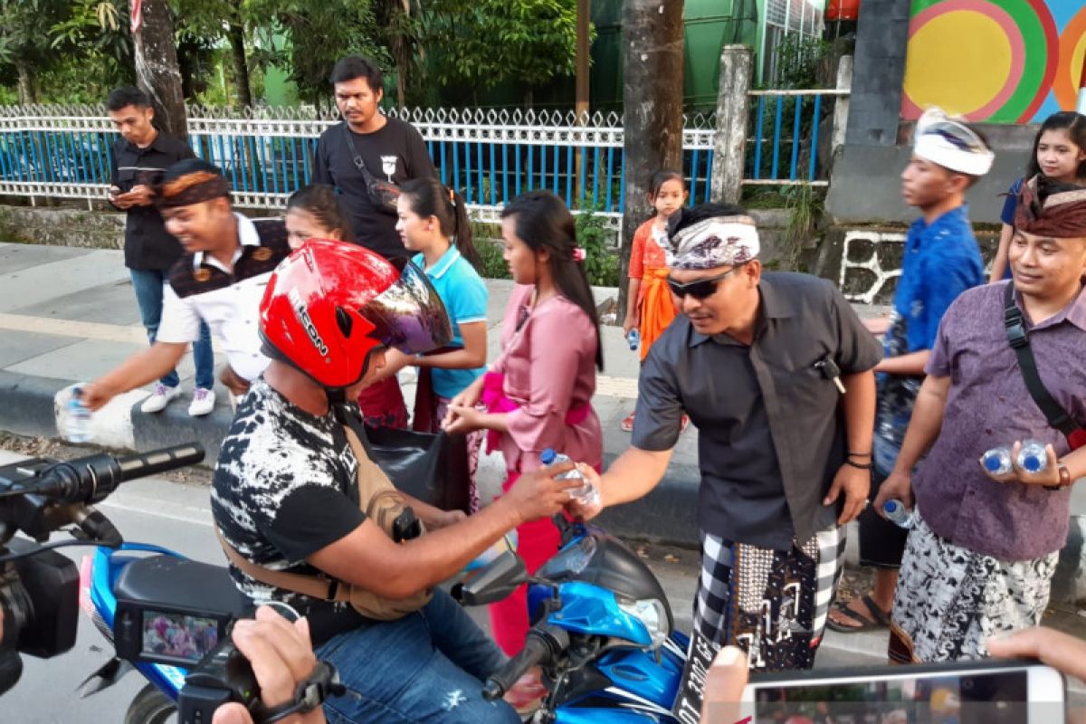 Umat Hindu di Kendari Bagi-bagi takjil kepada Warga