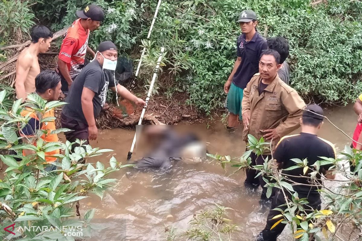 Warga Mukomuko temukan mayat tenggelam di sungai bersama alat sentruman ikan