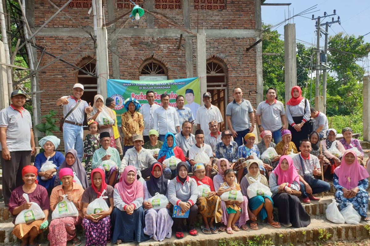 LPM Merak Situbondo bagikan paket sembako kepada dhuafa