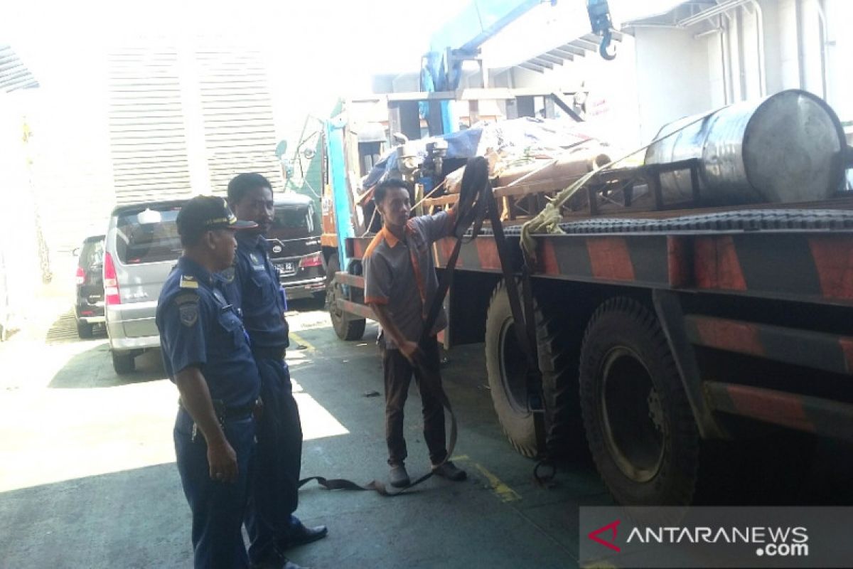 Petugas Syahbandar Pelabuhan Gilimanuk periksa kapal jelang arus mudik