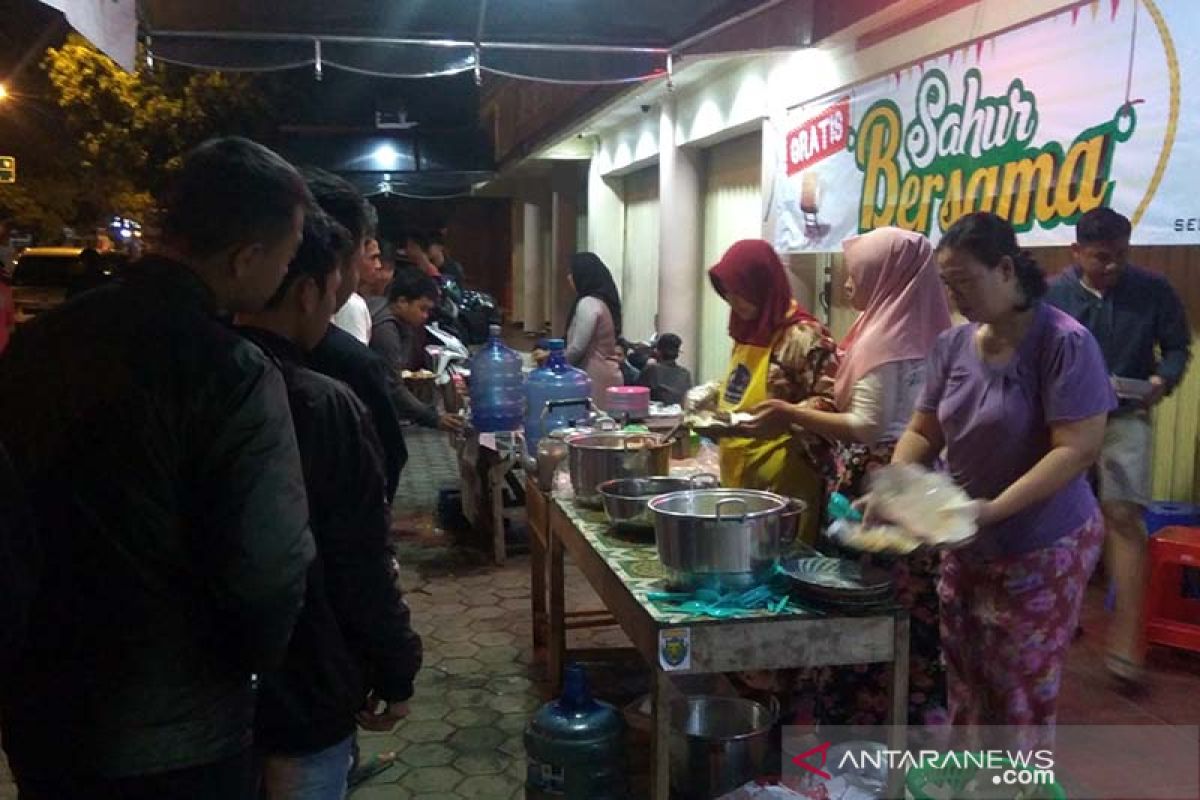 Warga Purwokerto bagikan ratusan porsi makan sahur gratis (VIDEO)