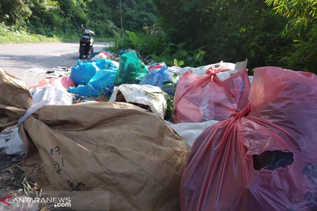 Tumpukan sampah berserakan di jalan Bukittinggi-Batusangkar