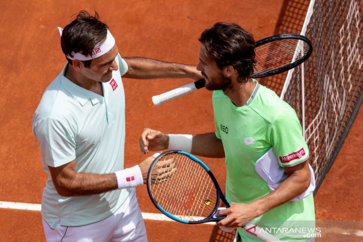 Roger Federer lanjutkan pertarungan lawan Coric usai tundukkan Sousa