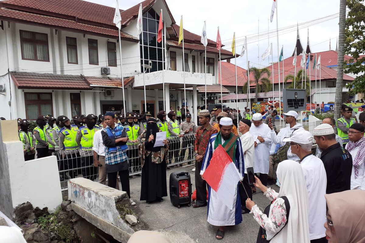 Puluhan warga tuntut KPU ungkap kematian ratusan KPPS