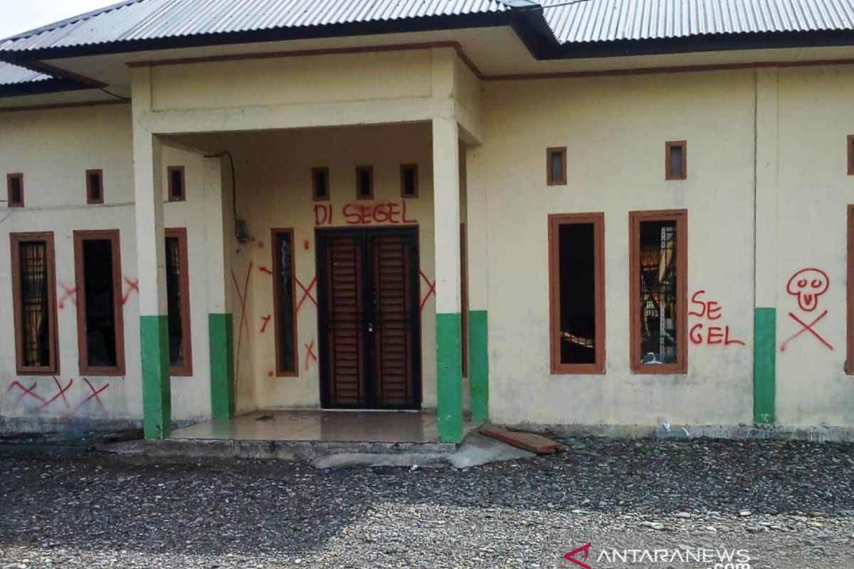 Gara-gara dana desa, massa segel dan rusak kantor desa di Nagan Raya