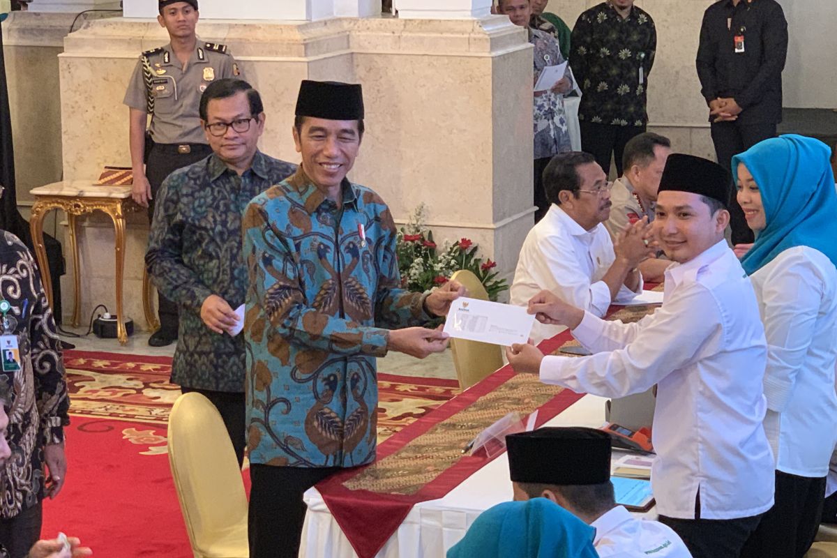 President Jokowi pays Rp55 million of zakat mal through Baznas