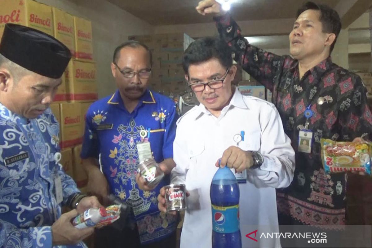 Disperindagkop Kapuas temukan makanan dan minuman kedaluwarsa