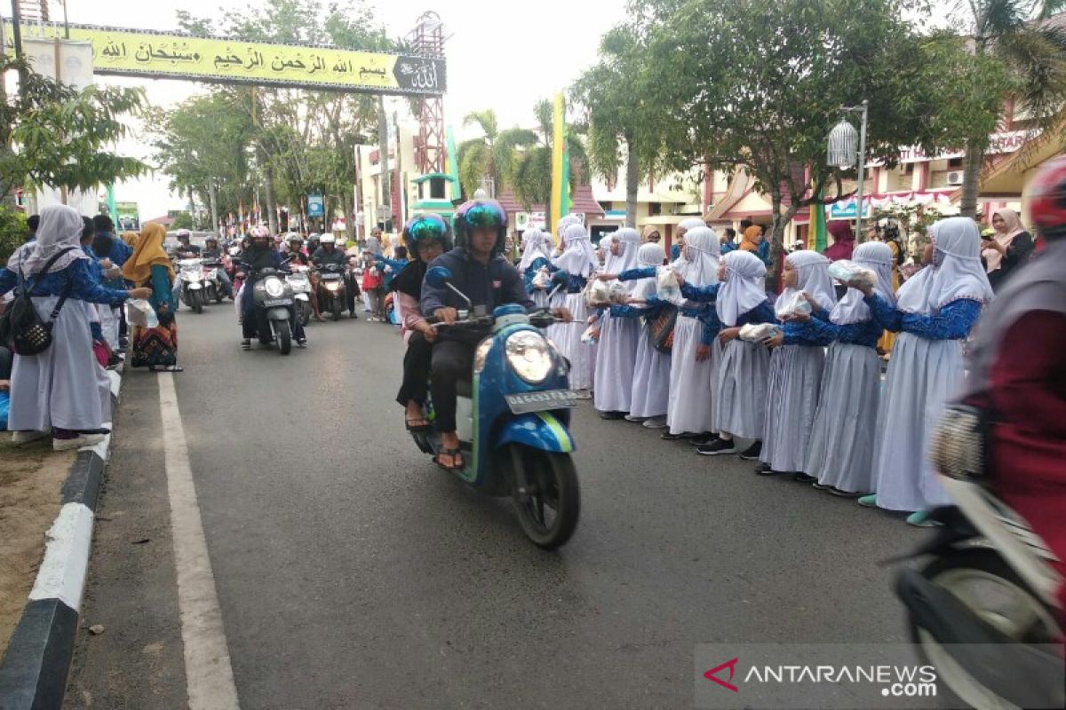 Siswa SD bagi takjil bagi pengguna jalan