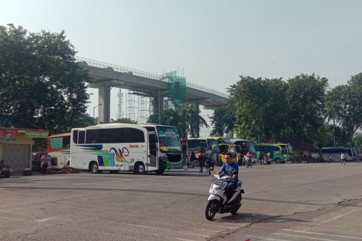 Pengemudi bus di Terminal Kampung Rambutan wajib tes kesehatan