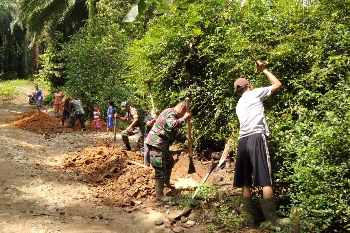 Cegah banjir, Babinsa Koramil 19/BP bantu warga buat saluran drainase