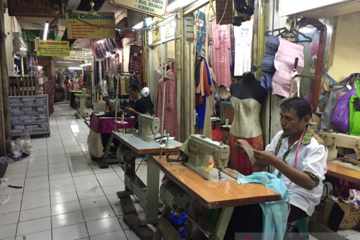 Penjahit di Pasar Sunan Giri masih sepi order