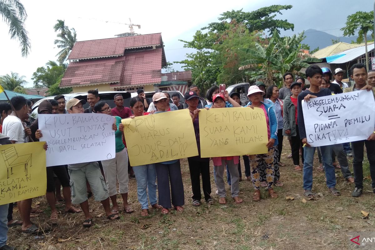 Massa Partai Golkar datangi KPU Singkawang