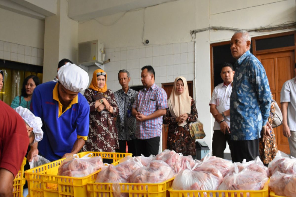 Bupati Sleman memantau ketersediaan daging dan telur jelang Lebaran