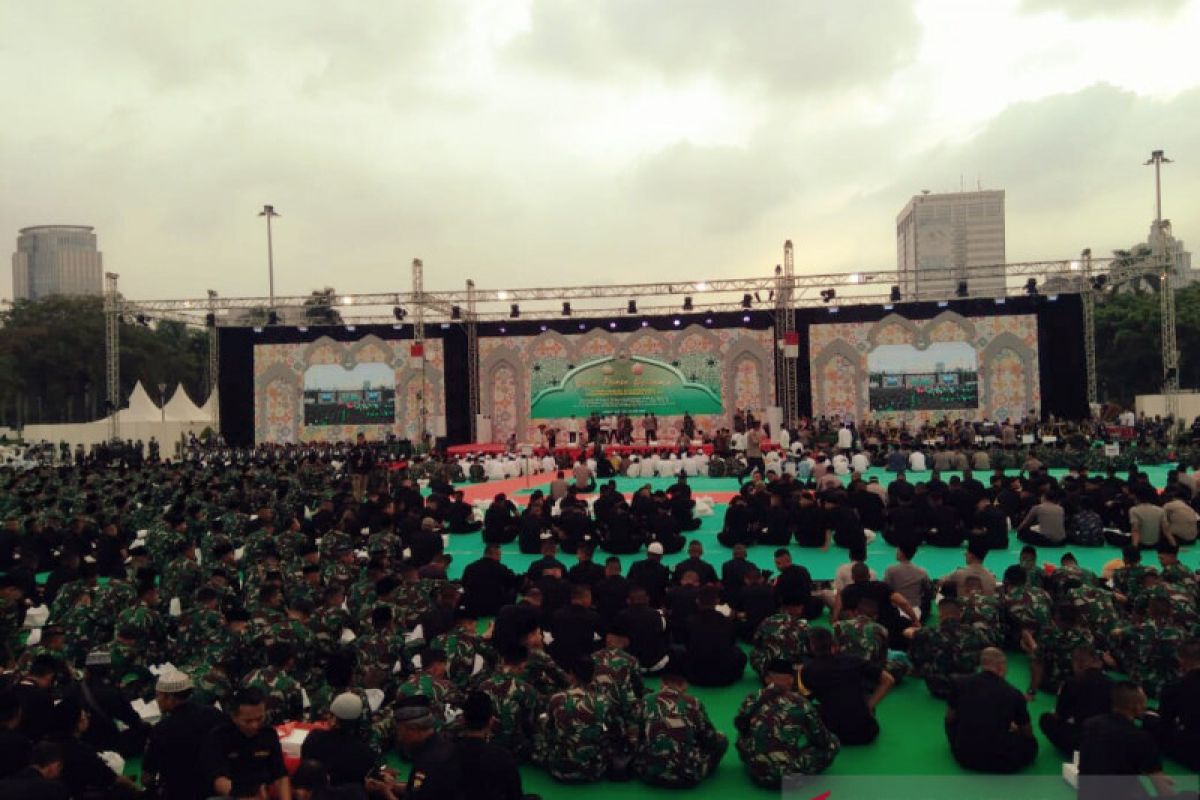 Jokowi buka puasa bersama dengan anggota TNI-Polri di Monas