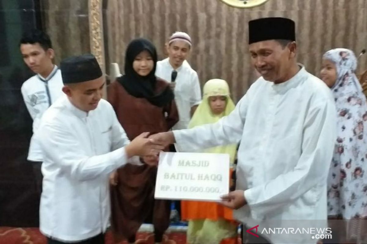 Pemkot Pangkalpinang serahkan bantuan Rp110 juta ke Masjid Baitul Haqq