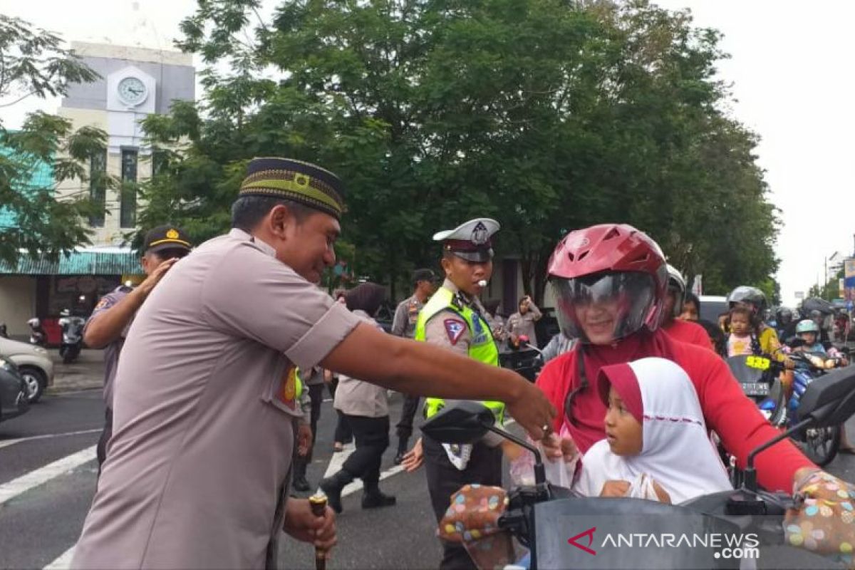 Polres Belitung bagikan takjil berbuka puasa kepada pengendara