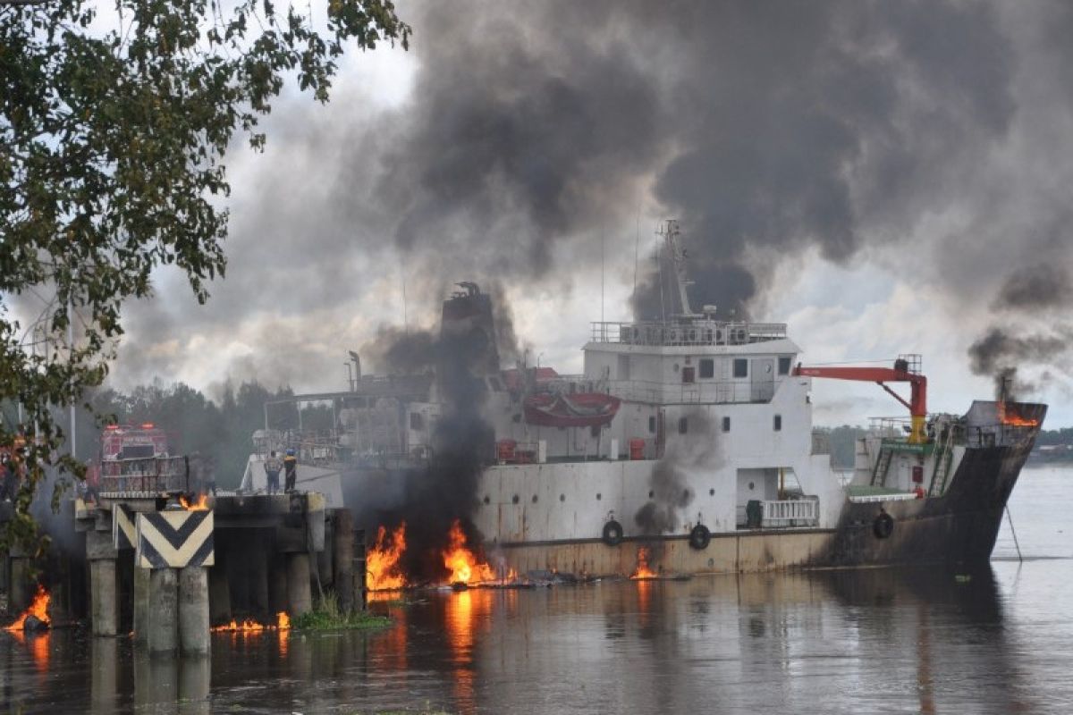 KM Sinar Maros terbakar di pelabuhan, dua ABK meninggal