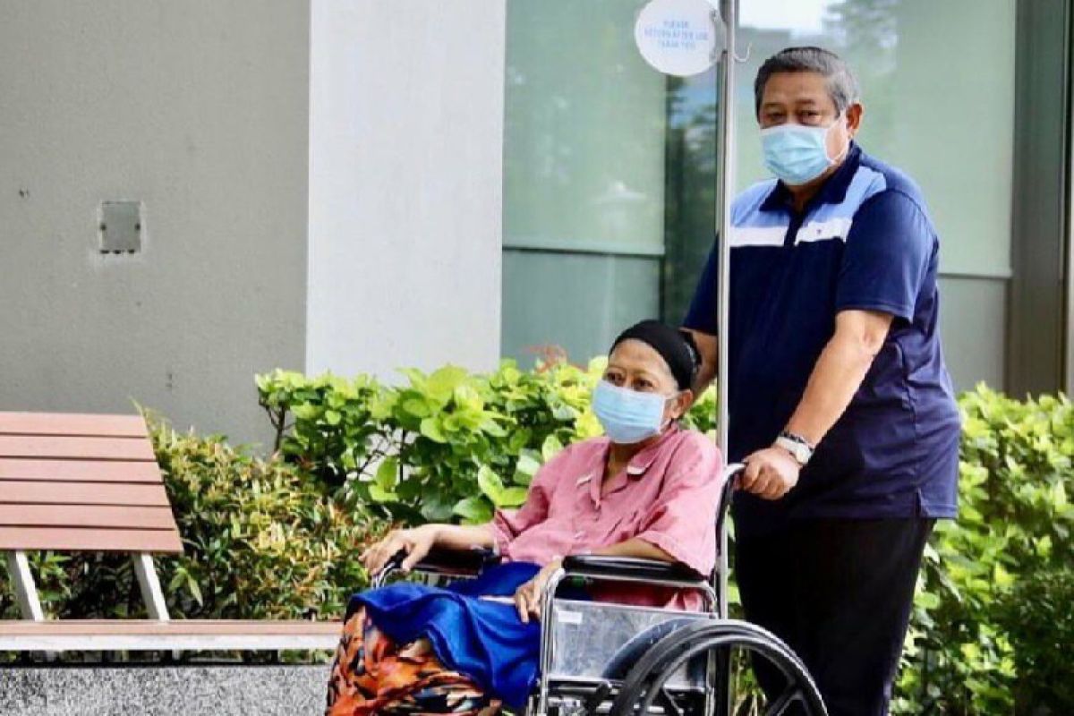 Ani Yudhoyono dirawat di ICU karena demam tinggi