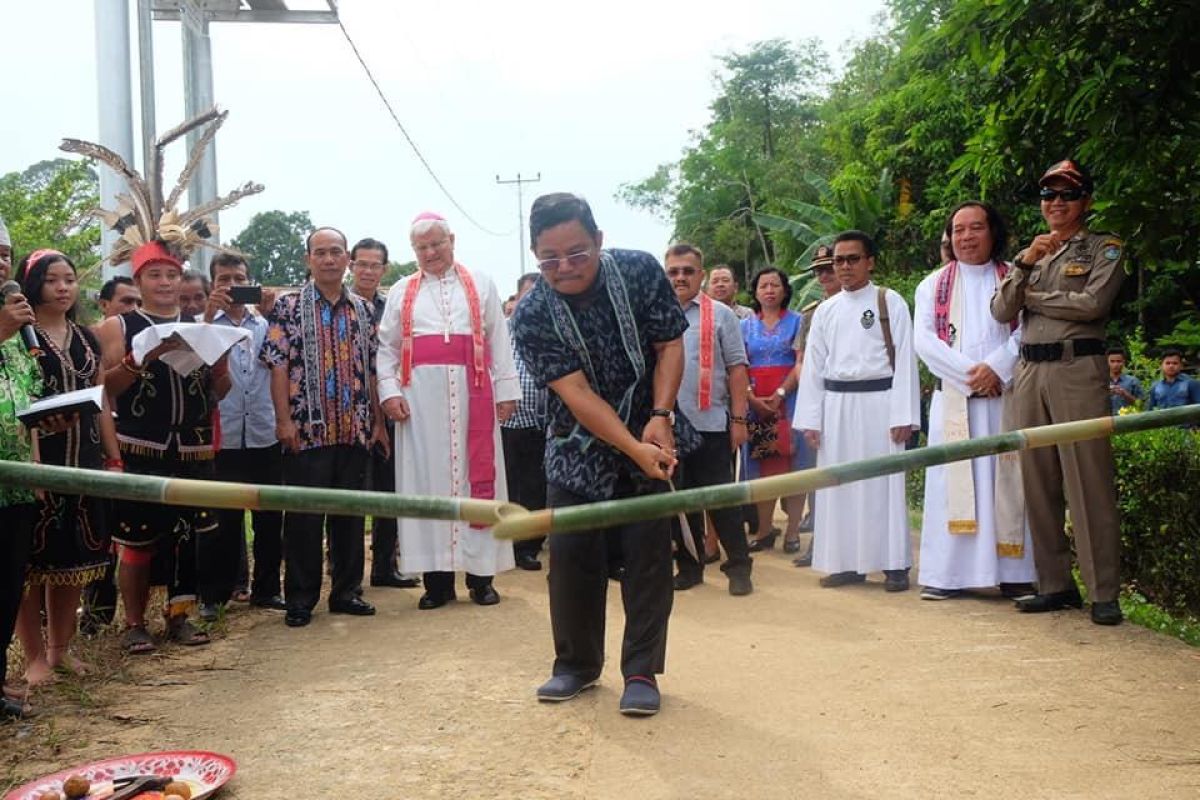 Bupati Sekadau dan Uskup Sanggau resmikan Gereja Katolik di Sungai Lawak
