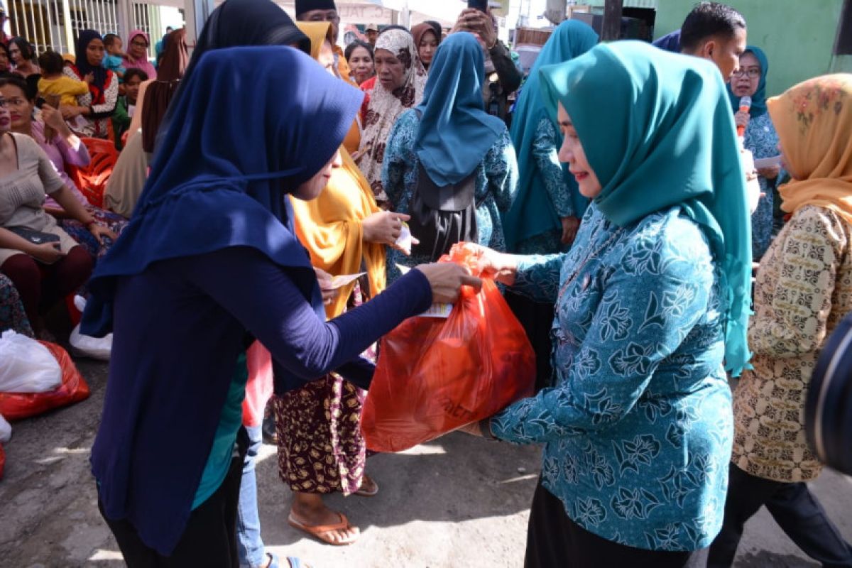 Pjs Ketua PKK Kota Makassar ikut bagikan sembako gratis