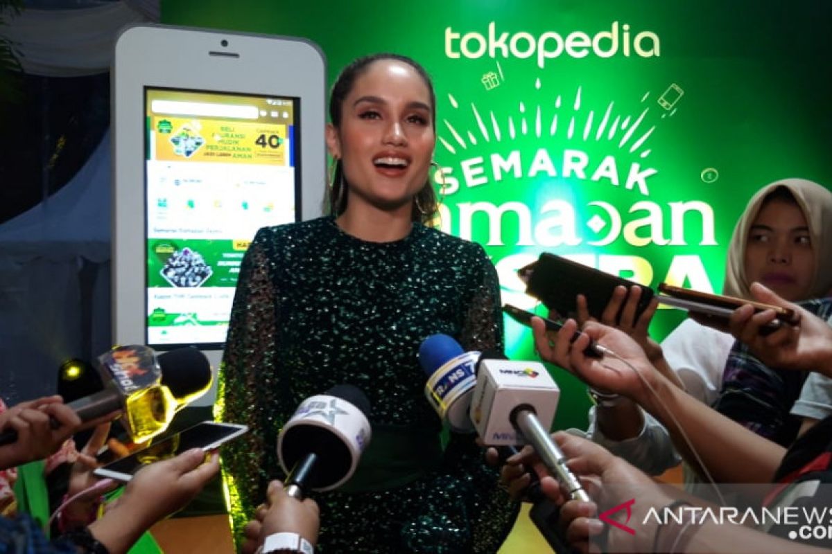 Cinta Laura merasa lebih nyaman berpuasa di Indonesia
