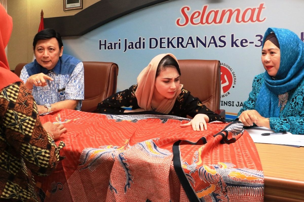 Arumi Bachsin dukung perajin batik Jawa Timur