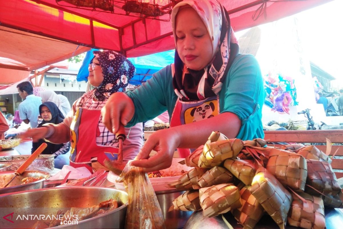 Katupek gulai tunjang makanan favorit warga Pariaman saat berbuka