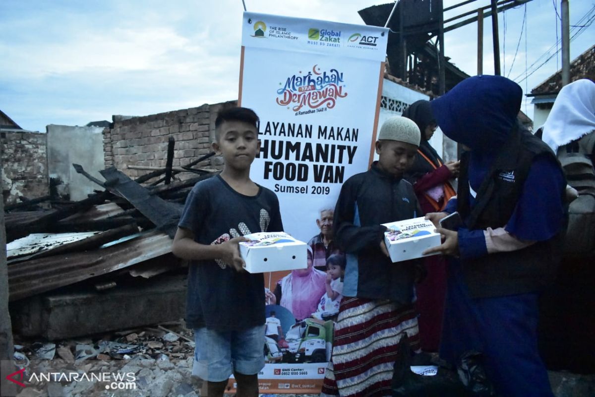 ACT Sumsel bagikan paket makanan korban kebakaran Palembang