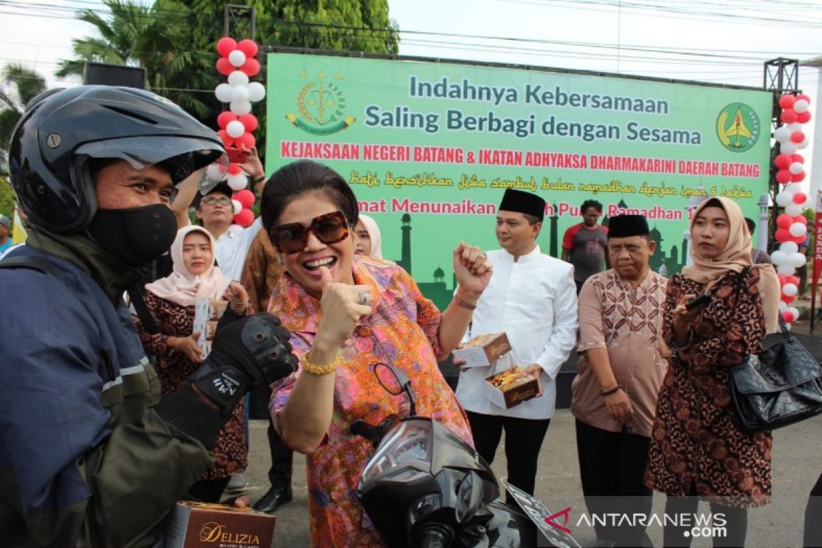 Kejari-Dinkes Batang rajut kebersamaan melalui bagi takjil