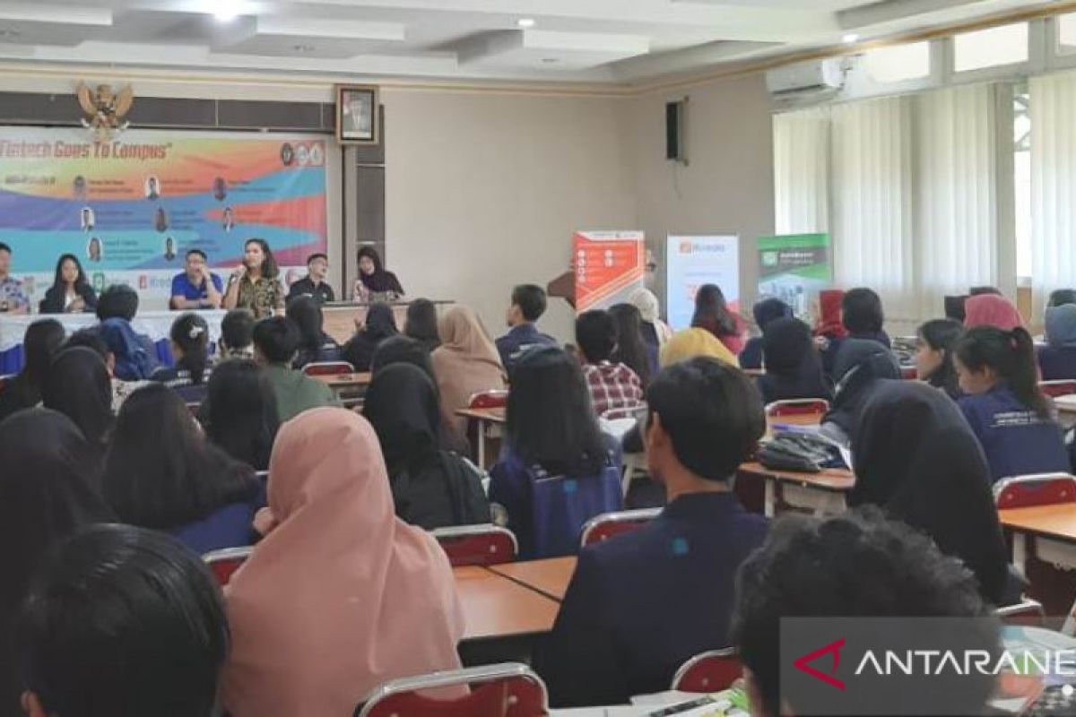 Mahasiswa Pontianak mendapat edukasi fintech