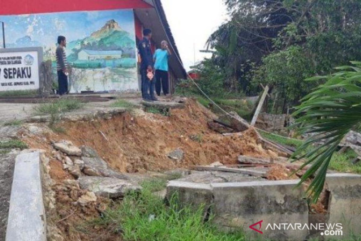 Pembangunan siring di lokasi longsor penajam rampung dua bulan