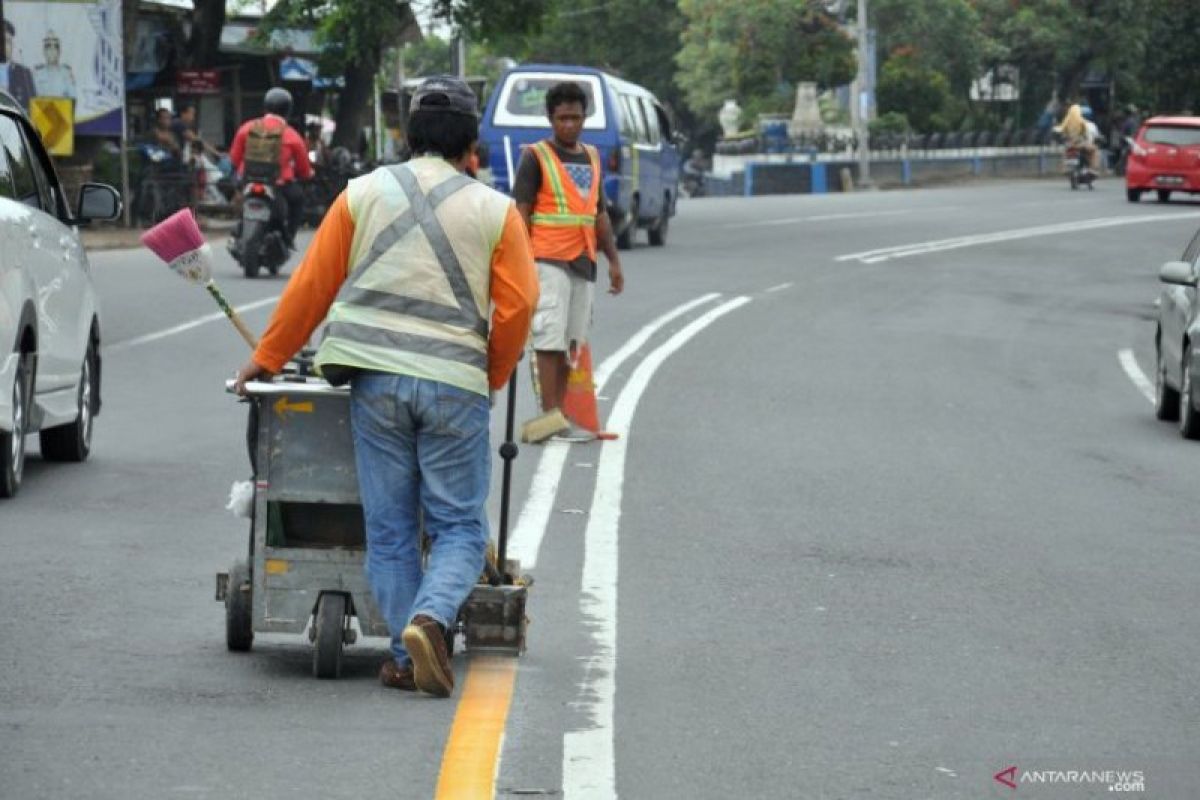 Jelang mudik marka di jalan lintas Sumatera dibenahi