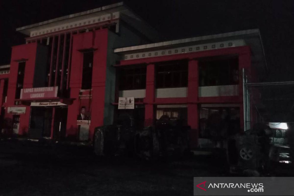 Tiga mobil terbakar dalam kerusuhan di Lapas Narkotika Langkat