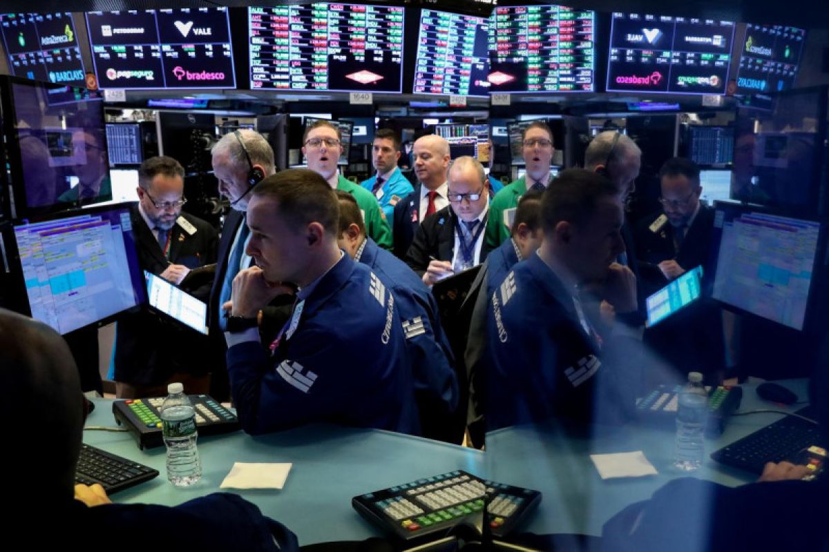 Wall Street ditutup menurun  tertekan data ekonomi dan perang dagang