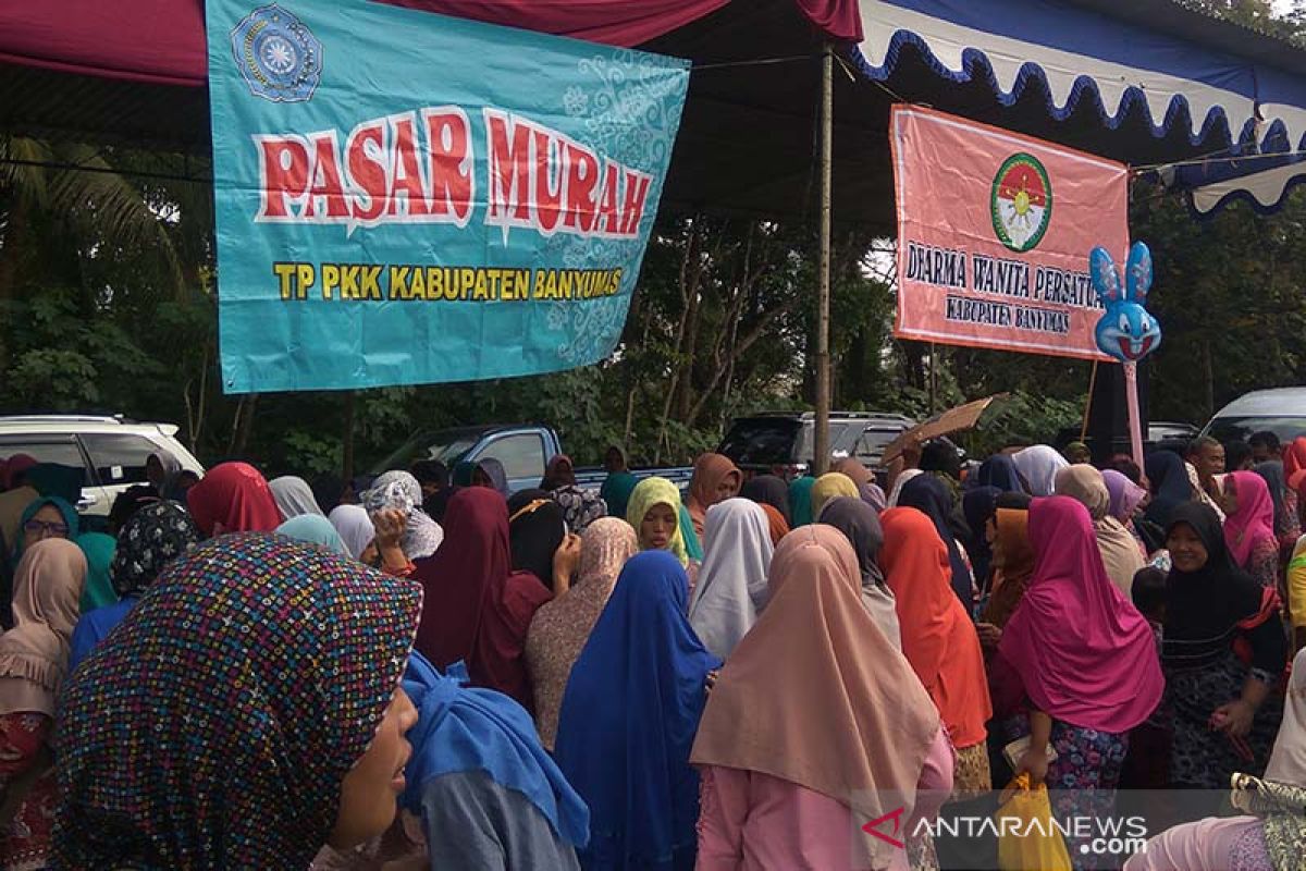 Banyumas menggelar pasar murah Ramadhan untuk meringankan beban warga