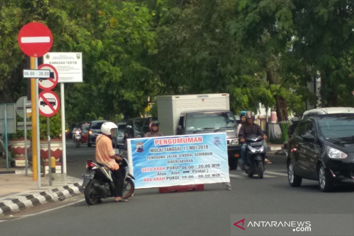 Rambu penanda jalur satu arah mulai dipasang di Kudus