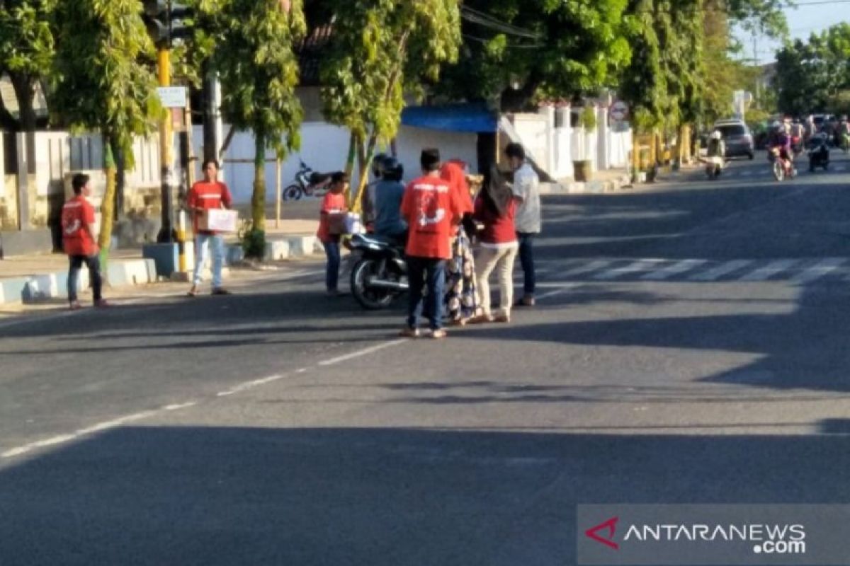 Suporter bola Madura lakukan aksi galang dana untuk anak yatim