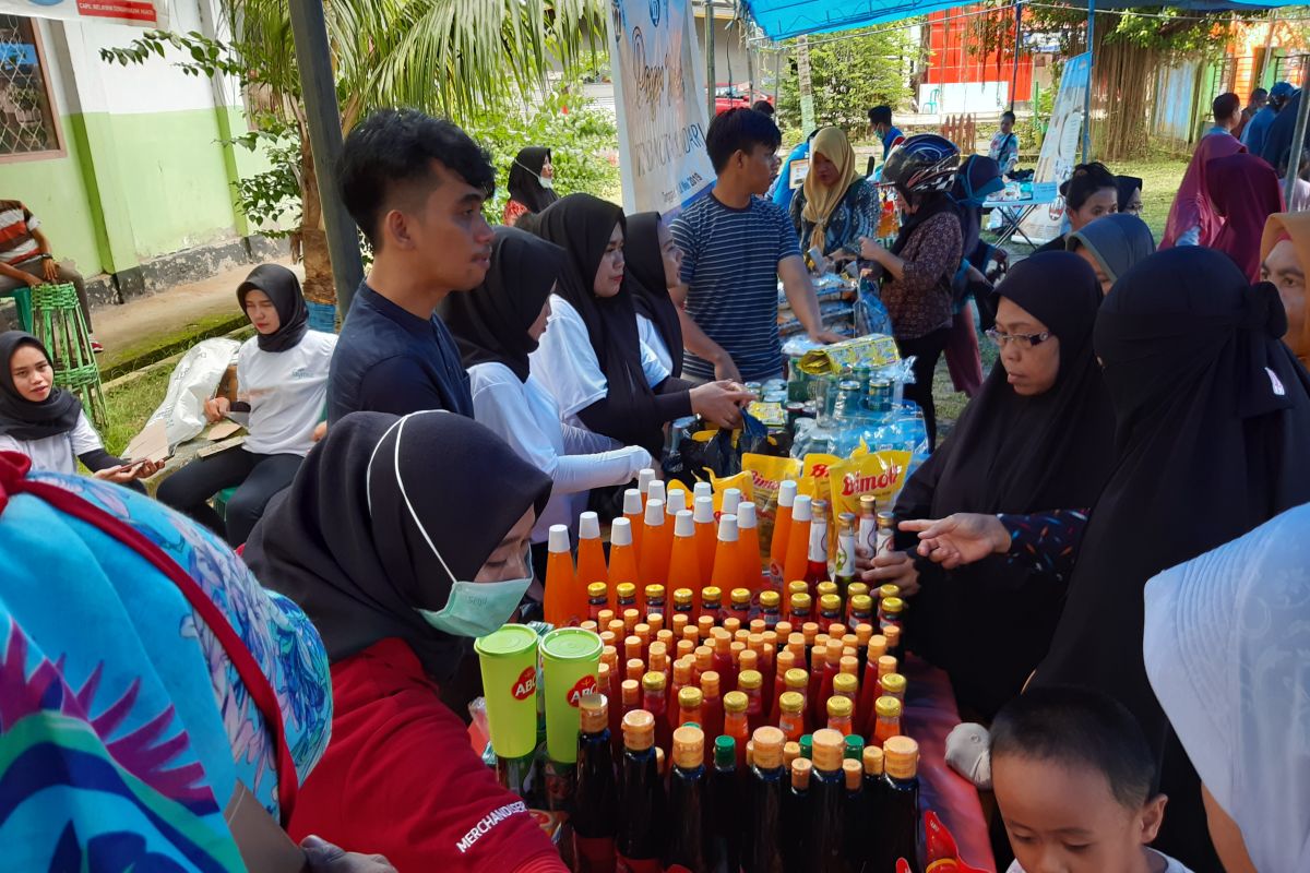 Warga Kendari serbu pasar Ramadhan di pelataran Camat Kambu