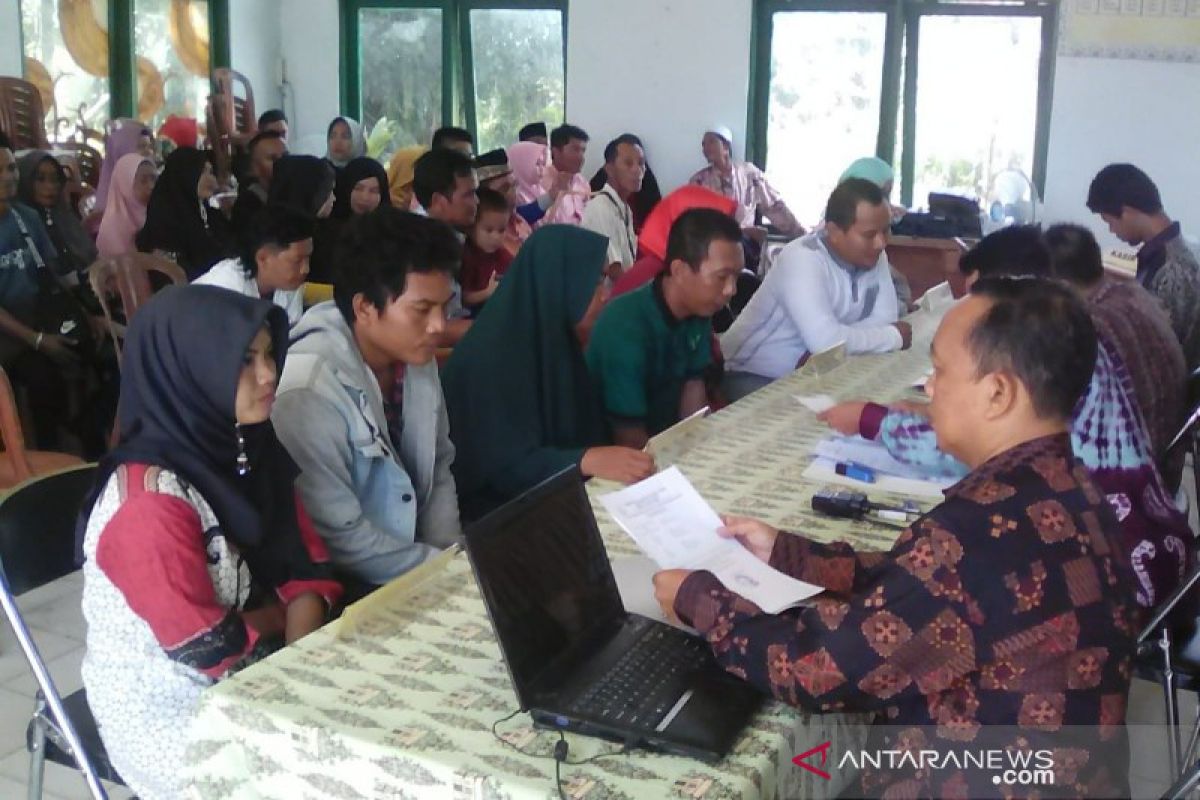 29 pasutri di Bartim berjuang mendapatkan buku nikah gratis