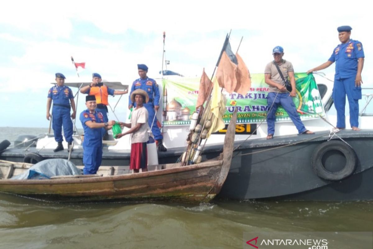 Satpolair Tanjungbalai berbagi takjil Ramadhan kepada nelayan