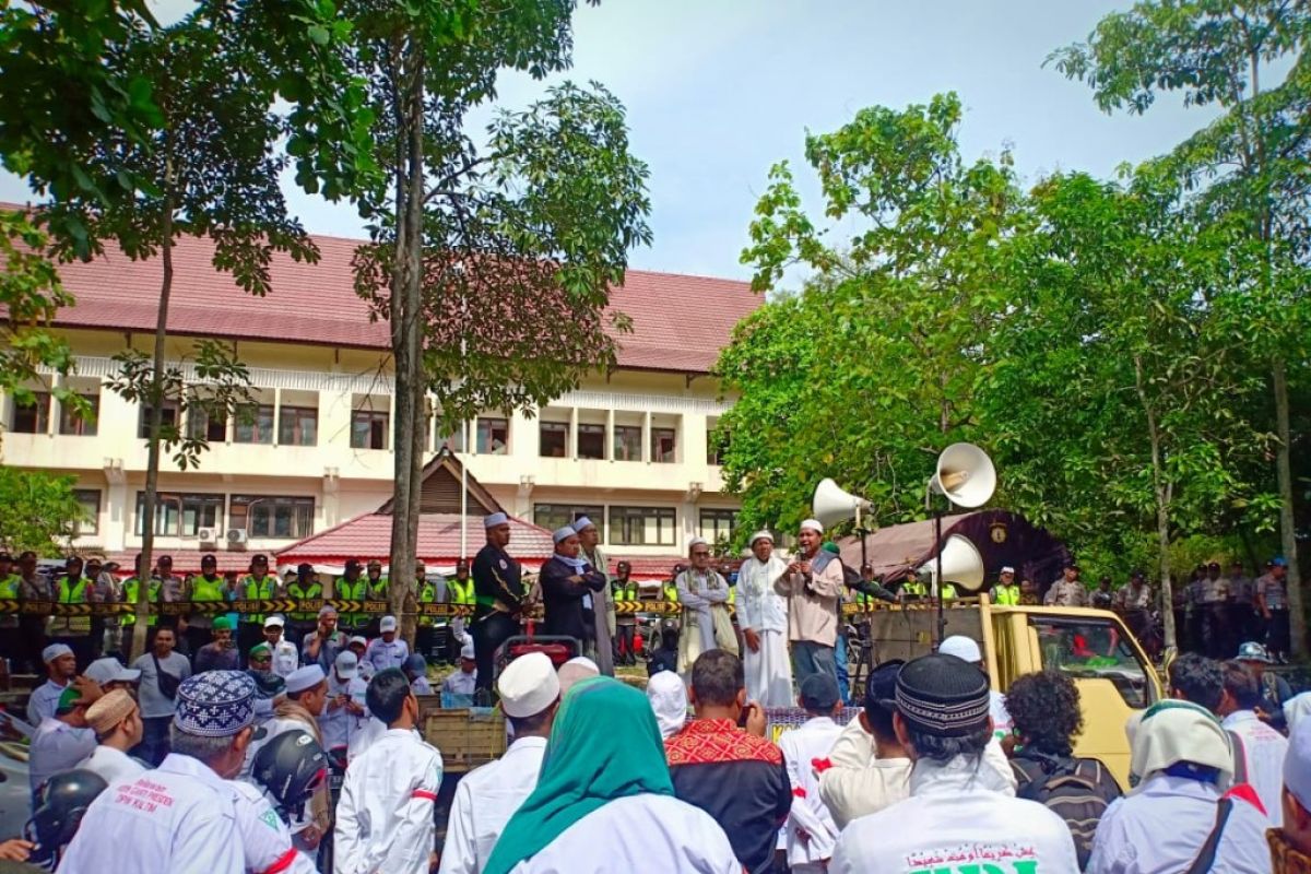 Relawan Prabowo-Sandi gelar aksi damai di Bawaslu Kaltim