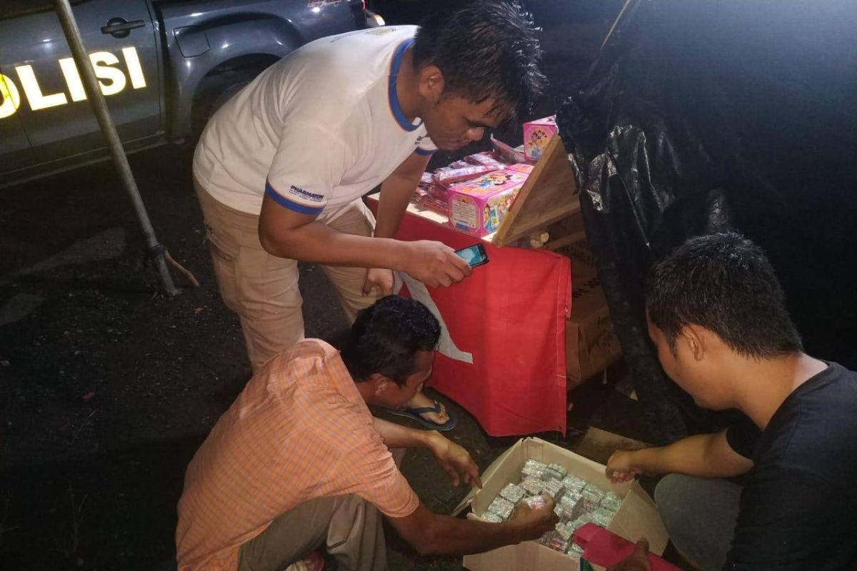 Polisi Kelapa tangkap penjual petasan