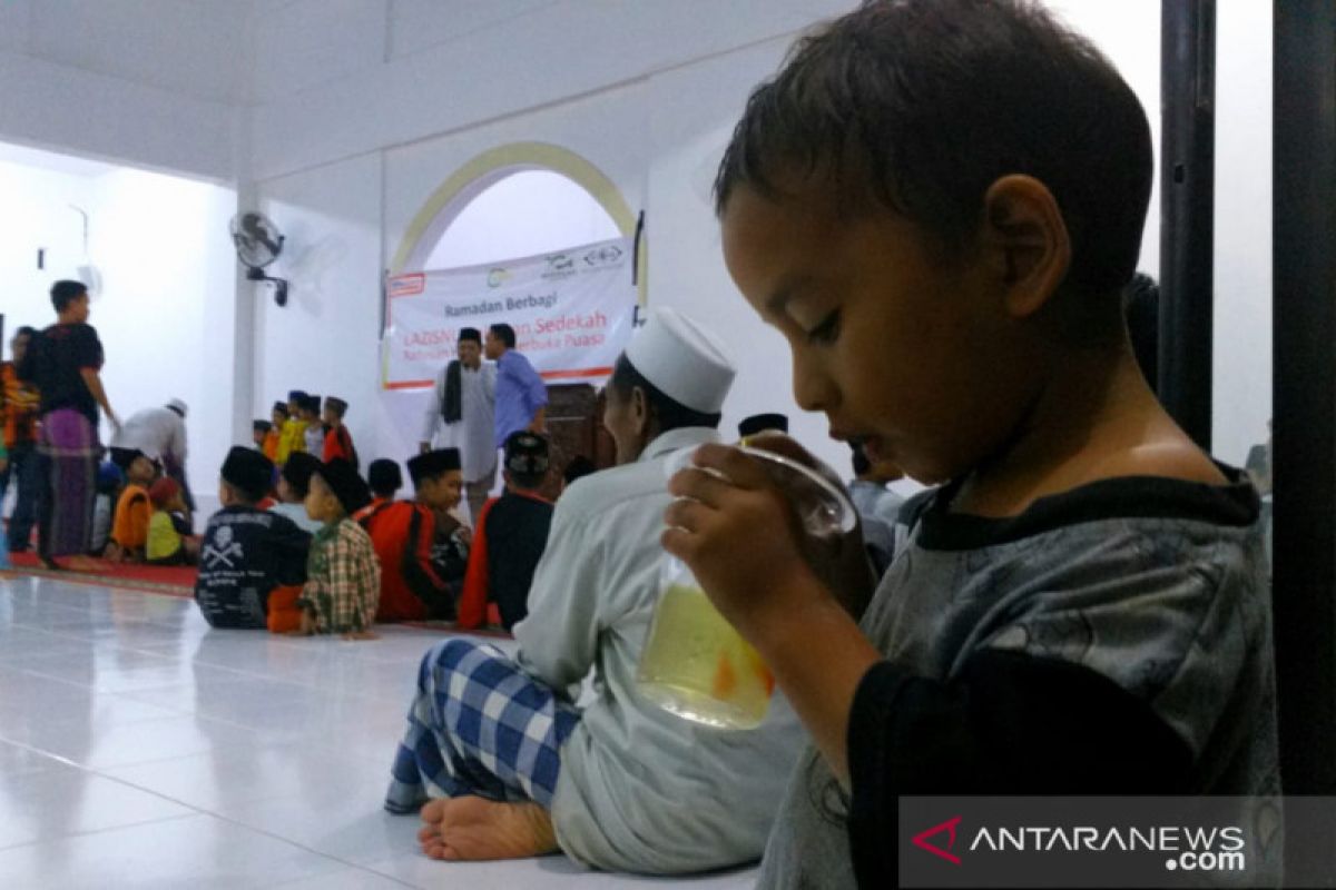 Alfamart-LAZISNU bagikan 3.200 paket buka puasa Ramadhan